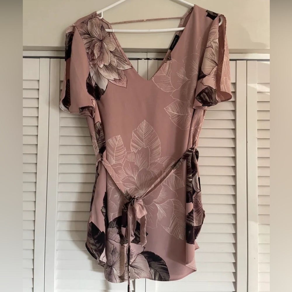 DYNAMITE | Floral short sleeve blouse